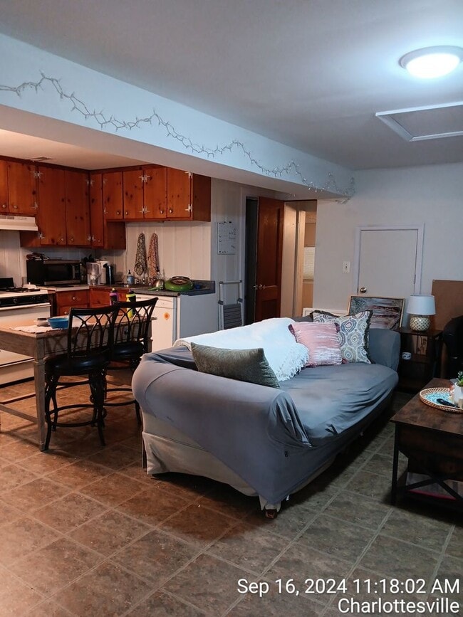 Building Photo - 2027-2028 Heart of the UVA Area 5 Bdrm / 2 Bath PARKING INCLUDED