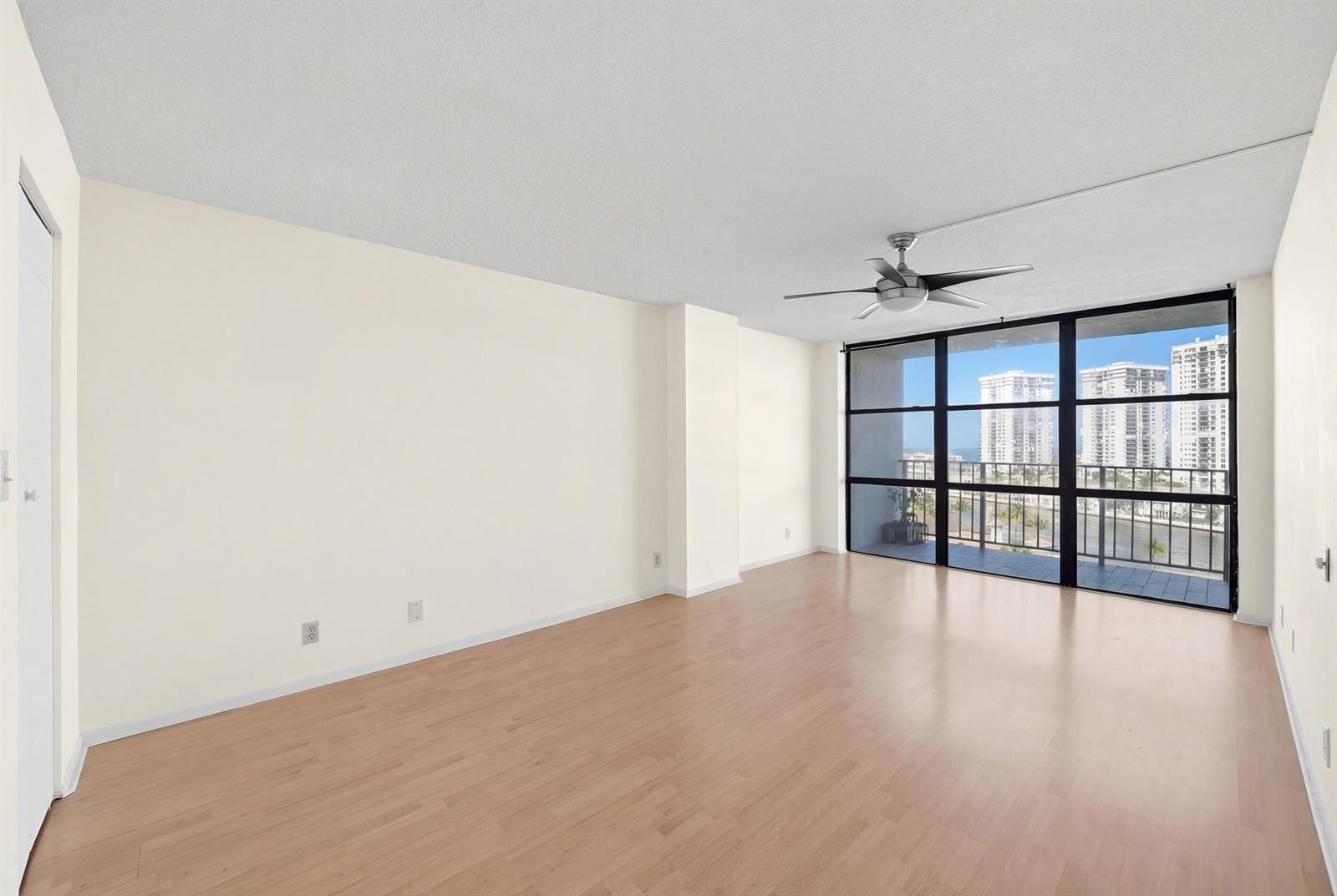 Building Photo - 1000 Parkview Dr