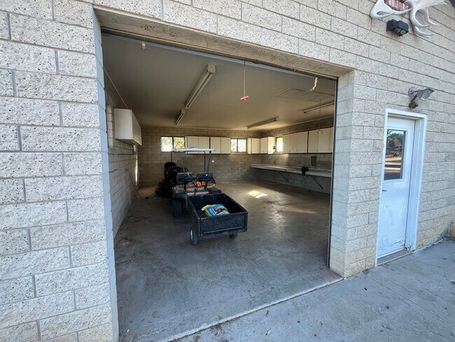 Building Photo - 18655 Oak Ridge Ln