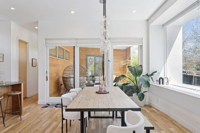 Building Photo - Spacious 5-Bed / 4-Bath home in LoHi for rent