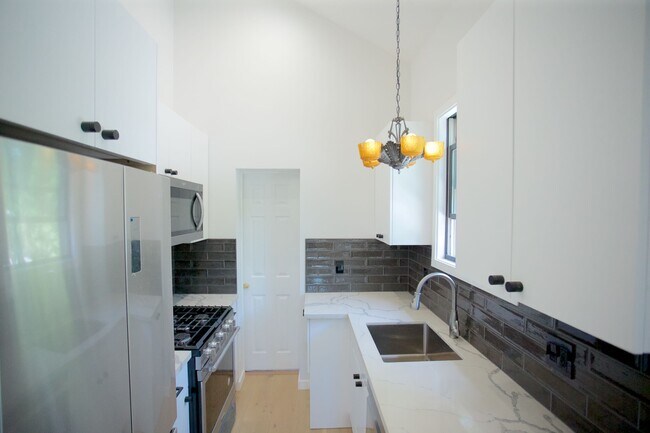 Building Photo - 2119 Hyperion Ave