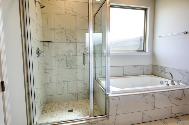 Building Photo - 102 Clift Crk Dr