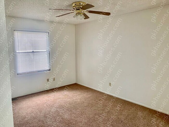 Building Photo - 144 Willow Pl S