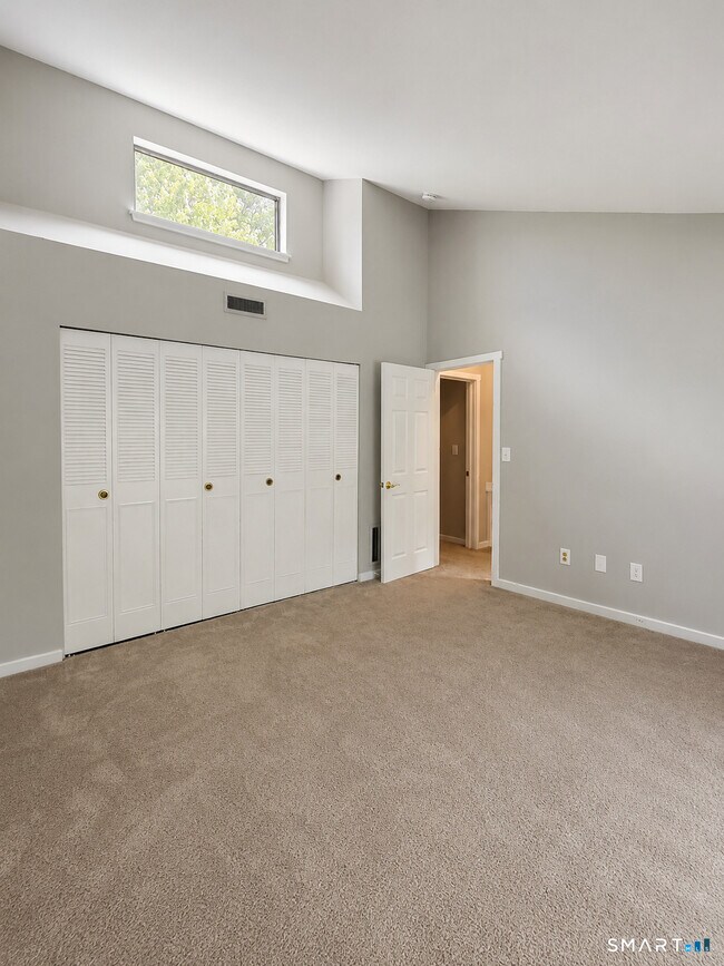 Building Photo - 12 Greenbriar Dr