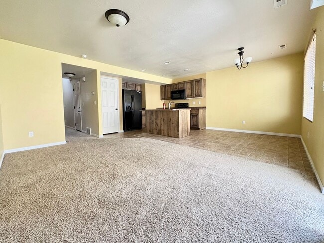 Building Photo - Modern 2 Bed Townhome | Garage, Views & Easy I-15 Access!