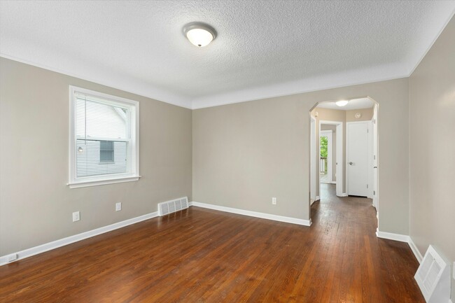 Building Photo - 416 N Kenwood Ave