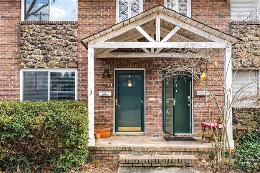 Building Photo - 2412 Peachwood Cir NE