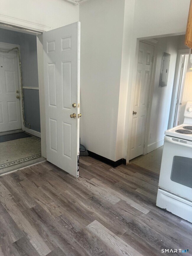 Building Photo - 182 Hewitt St