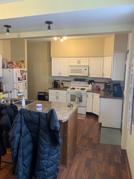 Building Photo - 409 E Cherry St