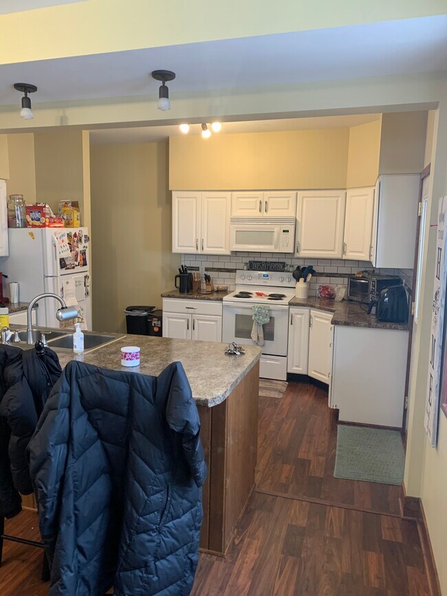 Building Photo - 409 E Cherry St