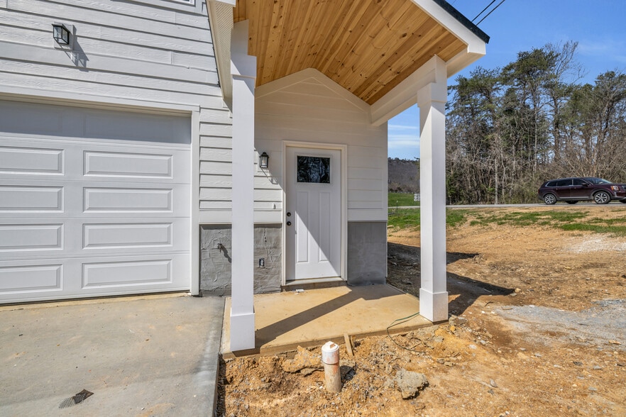 Building Photo - 5563 Stream Ln