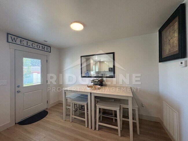 Building Photo - Fully Furnished Mid-Term Rental