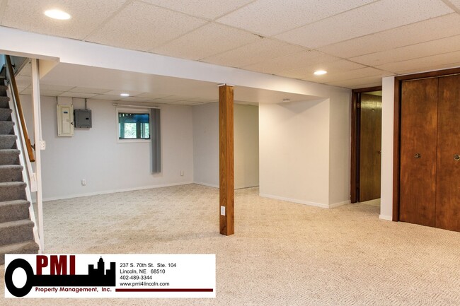 Building Photo - 8030 N Hazelwood Dr