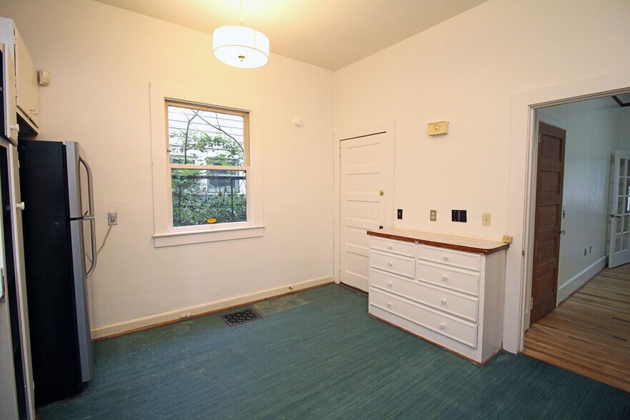 Building Photo - 1820 SW Main St