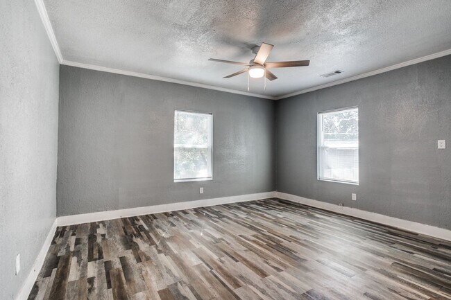 Building Photo - Single-Family Home Available!