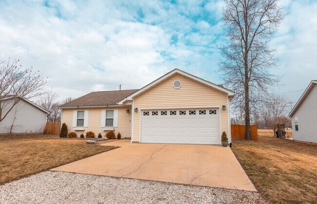 Building Photo - 3bd/2ba home available in November