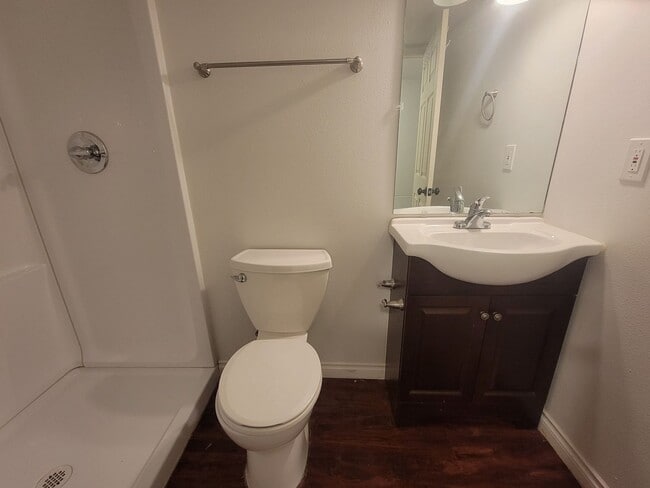 Building Photo - Spacious 3-Bed, 2-Bath Home with Fenced Ya...