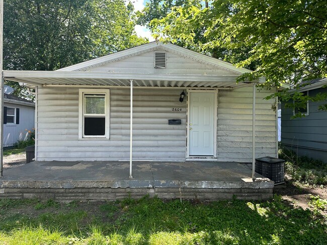 Primary Photo - 2 bed 1 bath on quite street