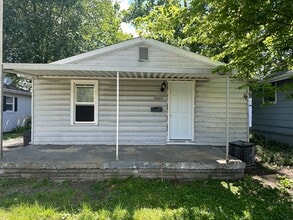 Building Photo - 2 bed 1 bath on quite street