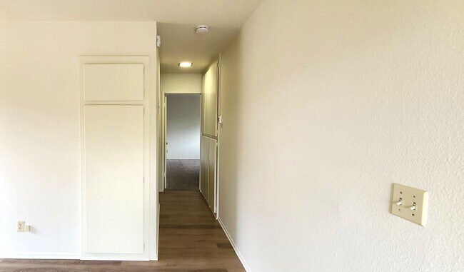 Building Photo - 3049 Jeffrey Dr
