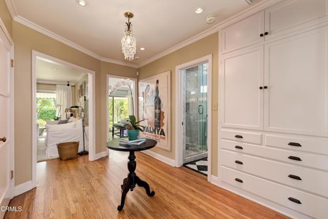 Building Photo - 807 N Doheny Dr