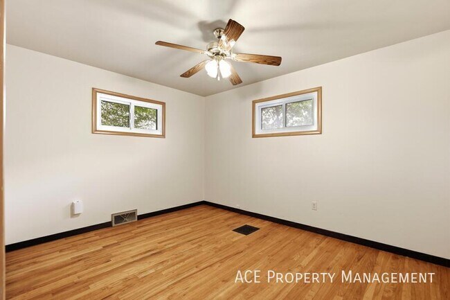 Building Photo - 209 Wedgewood Dr