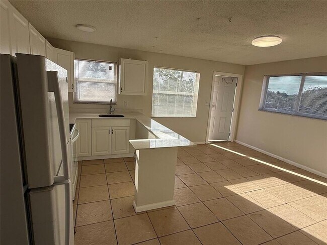 Building Photo - 1235 W River Dr