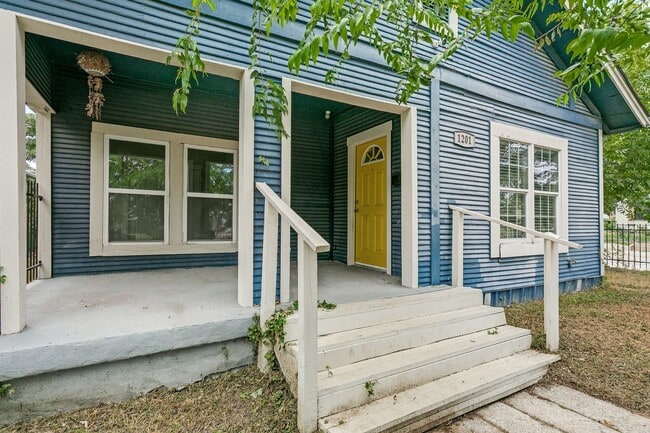 Building Photo - RENOVATED 3-BEDROOM HOME IN DENVER HEIGHTS