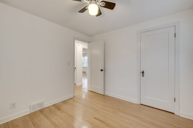 Building Photo - Charming 4 Bed, 2.5 Bath Brick Bungalow in...