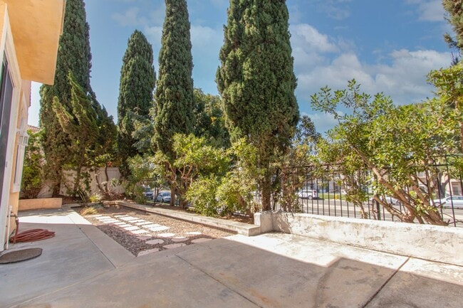 Building Photo - Spacious 3 Bed/2.5 Bath in Desirable UTC La Jolla Community of Toscana