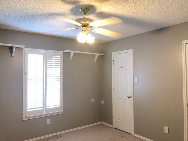 Building Photo - Pre-Leasing Self Showing - 4 bed 2 bath Mo...