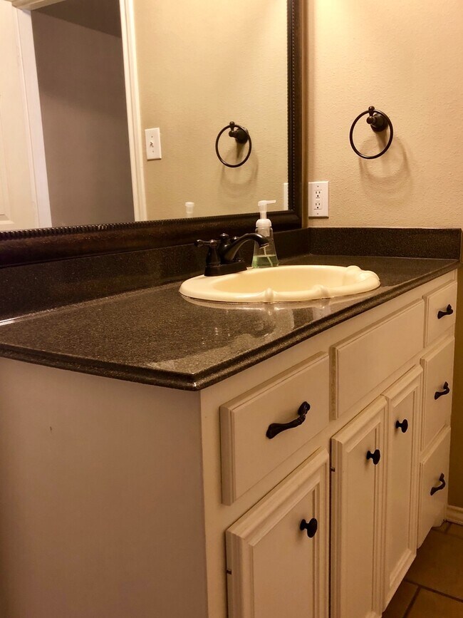 Building Photo - 4 Bedroom in South Lubbock