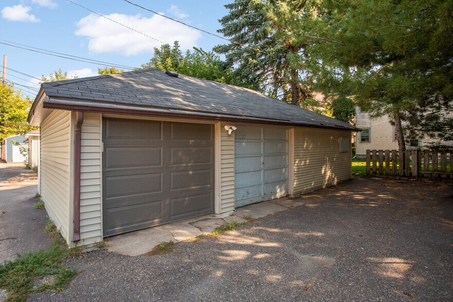 garage/parking - 2220 26th Ave S