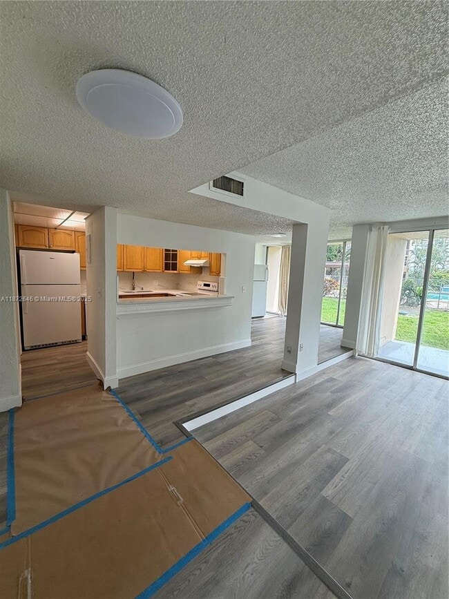 Building Photo - 9441 Live Oak Pl