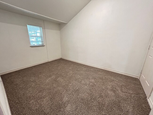 Building Photo - 3Bed/2Bath Home Available!