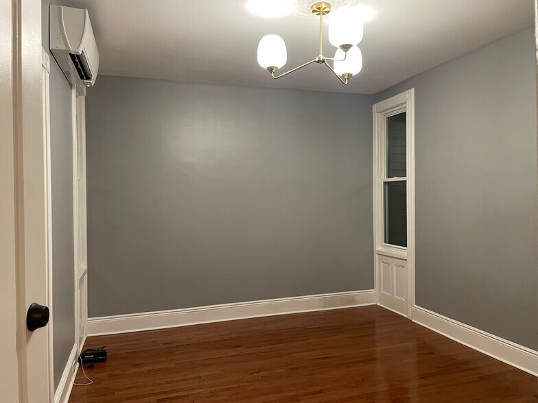 Living room from entry way. - 35 Charles St