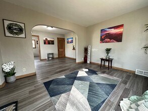 Building Photo - 3 bed, 1 bath Home for Rent in Waterloo