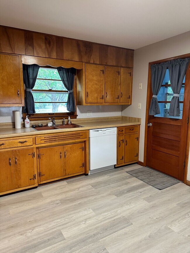 Building Photo - 708 Cave Mill Rd