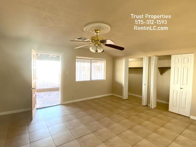 Building Photo - Great 4/2, all tile, close to Shops. Pets ...