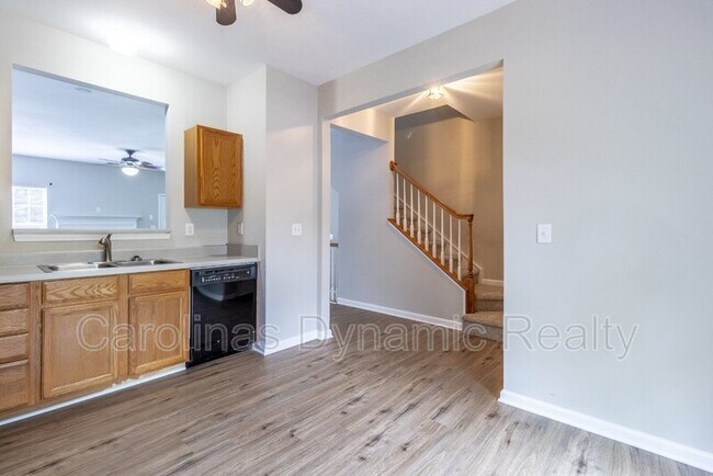 Building Photo - 9618 Blossom Hill Dr