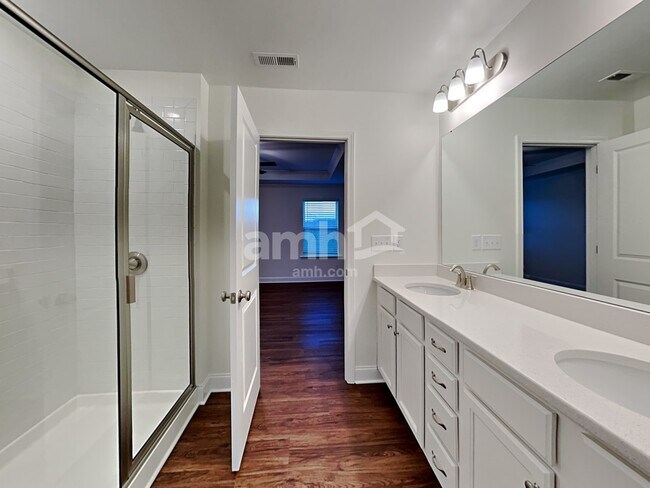 Building Photo - 180 Larragan Dr