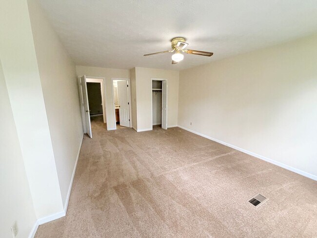 Building Photo - 2 Bedroom, 1 1/2 Bathrooms - Townhouse West Rome