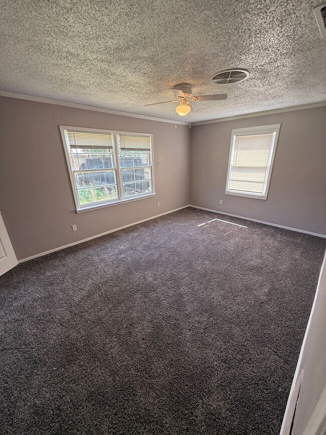 Building Photo - Available NOW! 4 bedroom 2 bathroom in Medical District