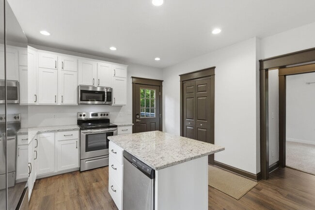 Building Photo - 837 S Kentwood Ave