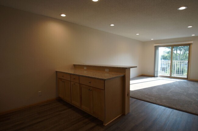 Building Photo - Newly Renovated Top-Floor One-Bedroom with East-Facing Balcony