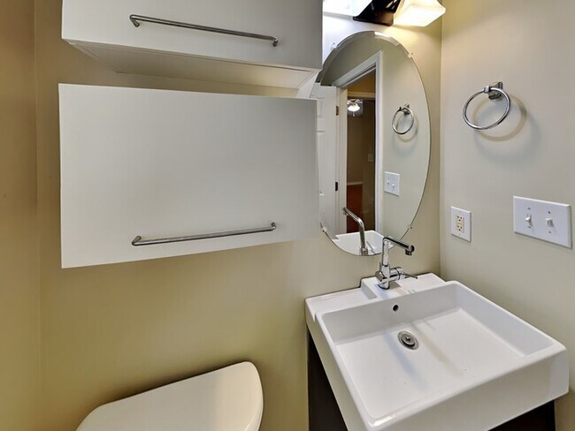 Building Photo - 3BD / 2 BA