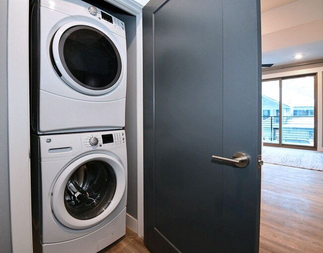 Building Photo - TOP FLOOR, ONE BEDROOM CONDO IN PROSPECTOR!