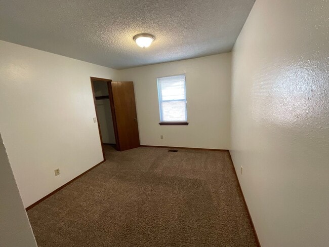 Building Photo - 3 Bed. 2 Bath, 2 Car Garage