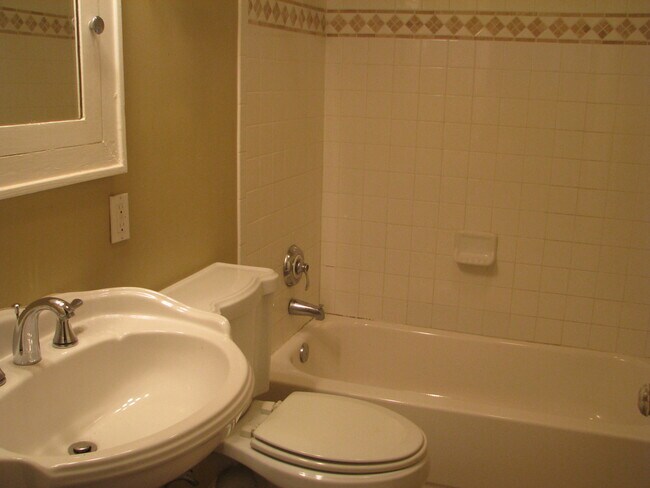 Building Photo - UT PRE-LEASE: North Campus 6 bed / 3 bath Remodel, High-End Kitchen Features SS Appliances, Wood ...