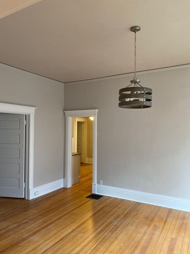 Building Photo - Beautiful 3 bed/2 bath Near Downtown!